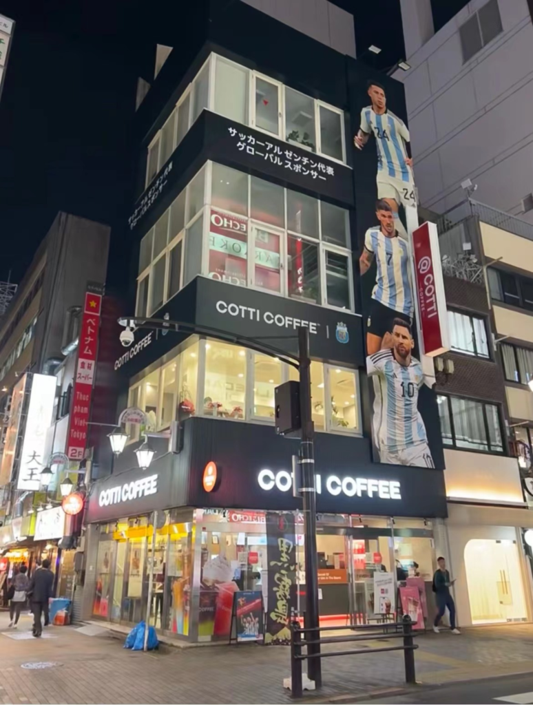 探访「库迪咖啡」日本早稻田店：留学生为主要客群，延续低价策略、菜单花样多